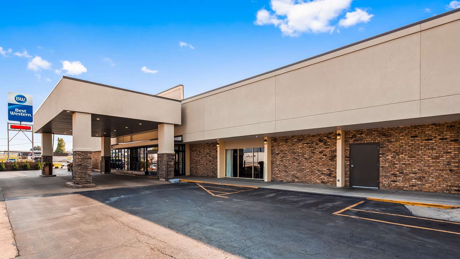 Outside view of the Best Western hotel in Sedalia, MO